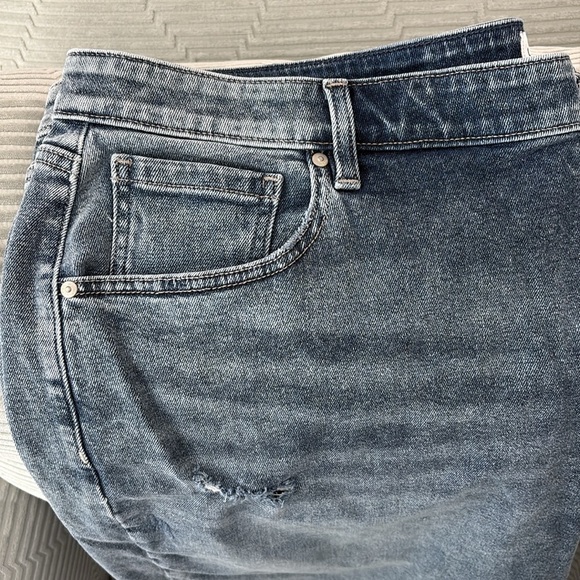 NWT Lane Bryant Distressed/Frayed Boyfriend Mid Rise Bermuda Shorts. Size 20 - Picture 3 of 15